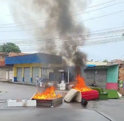 Moradores fecham rua em protesto após perderem tudo durante temporal em Manaus
