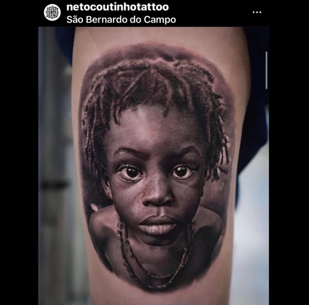 Mãe quer encontrar homem que tatuou foto do filho dela na perna sem autorização