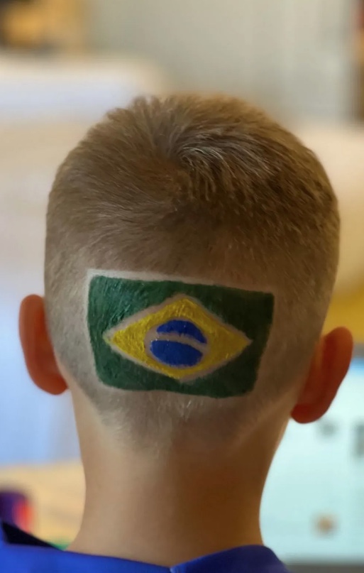 Filho de Neymar pinta bandeira do Brasil na cabeça