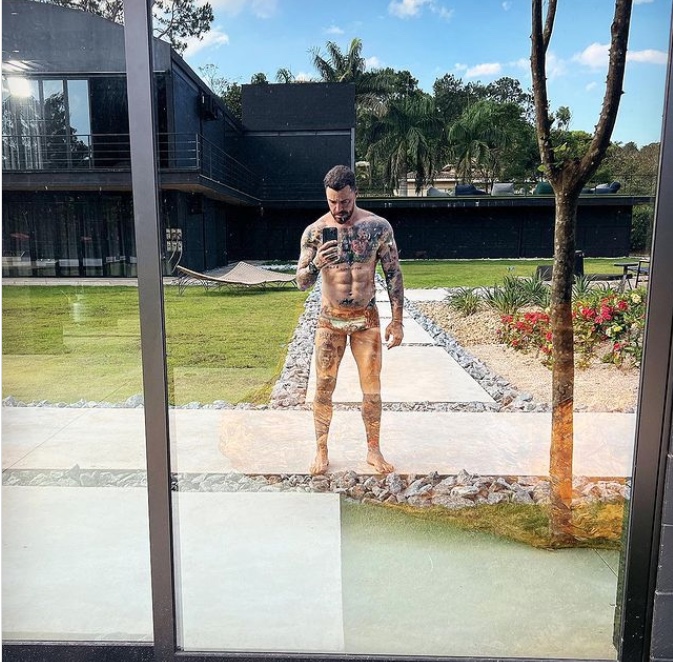 Felipe Titto revela espessura do pênis após crítica de internauta e fãs reagem: 'deu gatilho'