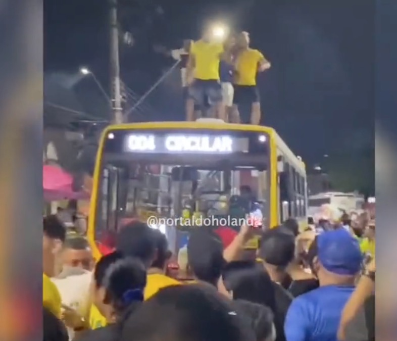 Torcedores sobem em ônibus em movimento durante festa em Manaus 