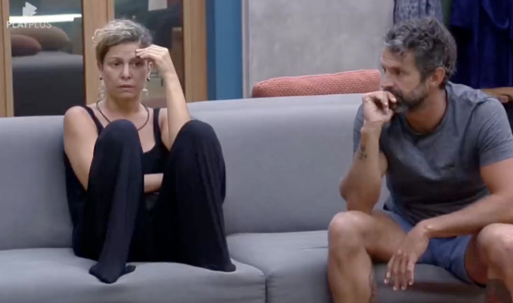 Veja a reação de Babi ao saber da desistência de Pétala: "mais uma?"