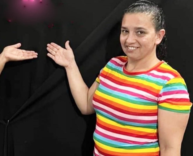 Homem retalha esposa a facadas e posta selfie com corpo nas redes sociais