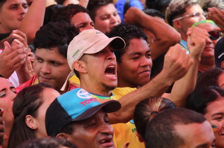 ‘Rua da Copa’ em Manaus 'explode' com gol de Neymar contra a Croácia; veja 