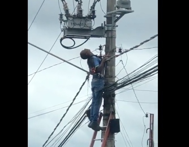 Funcionário sobrevive após receber descarga elétrica e pegar fogo em poste