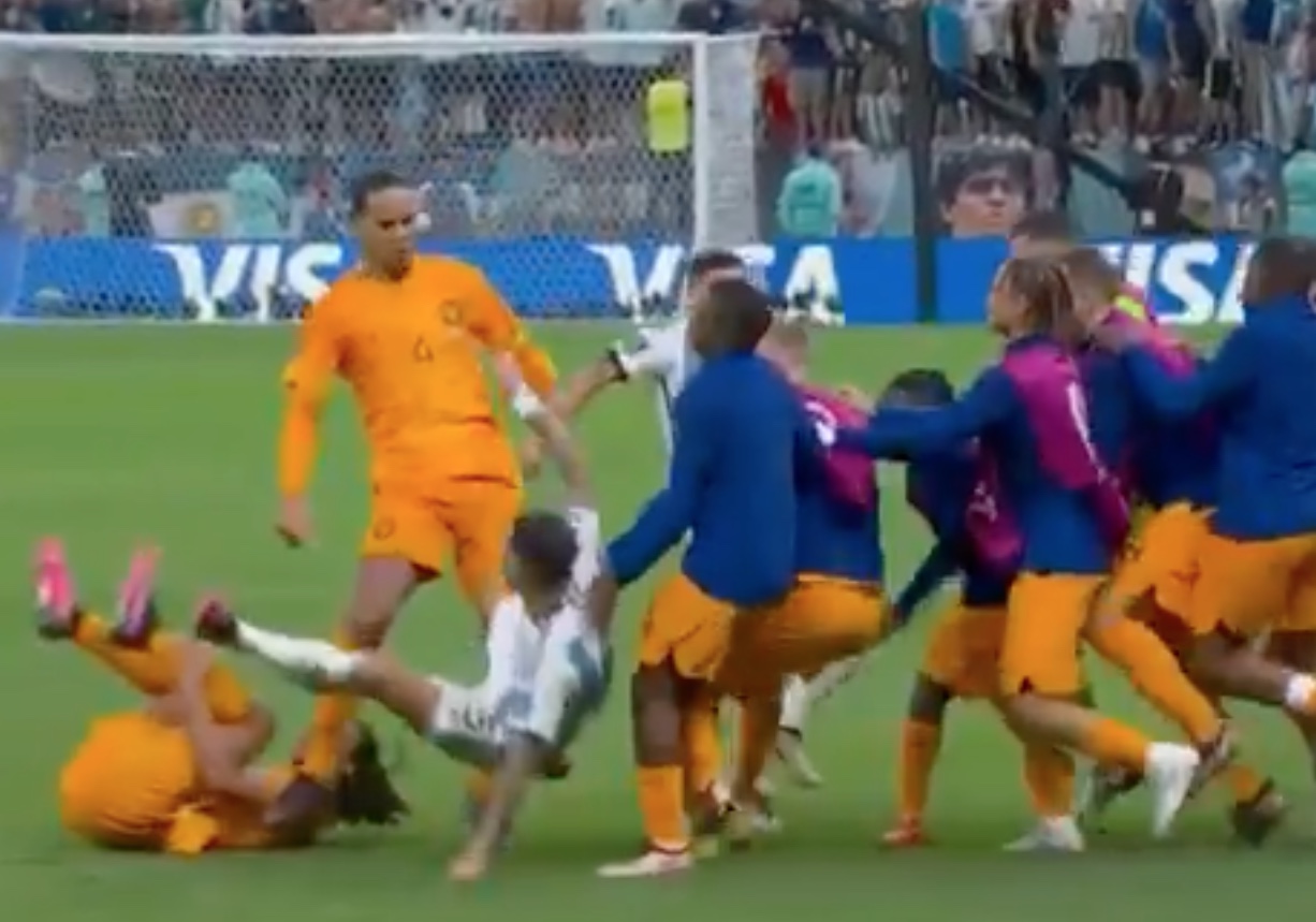 Vídeo: argentinos e holandeses brigam em campo durante jogo pelas quartas