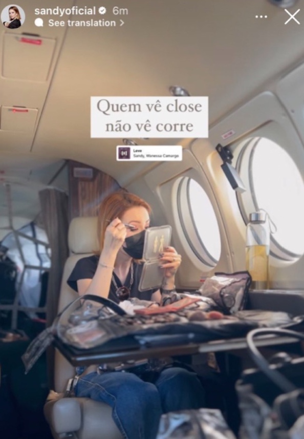 Sandy vira piada por legenda em foto dentro de jatinho: 'força, guerreira'