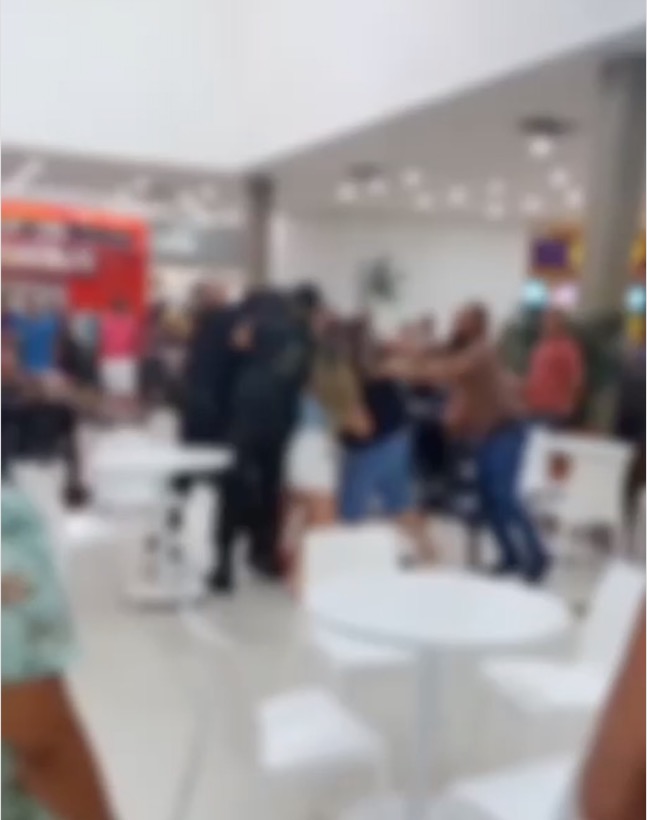 Briga generalizada em shopping termina em tiroteio e morte; vídeo 