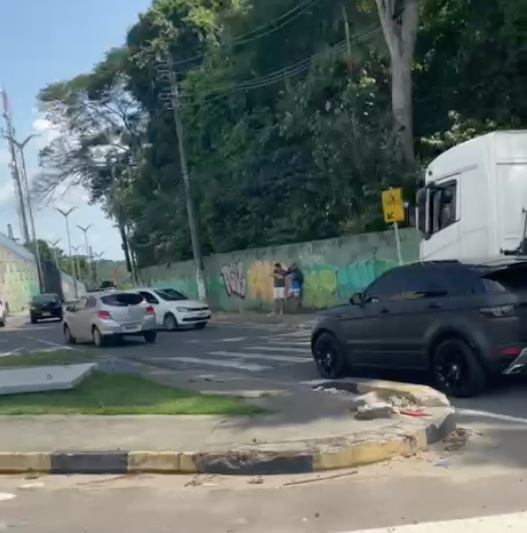 Carro rodopia em avenida de Manaus após ser atingido por carreta em acidente; vídeo