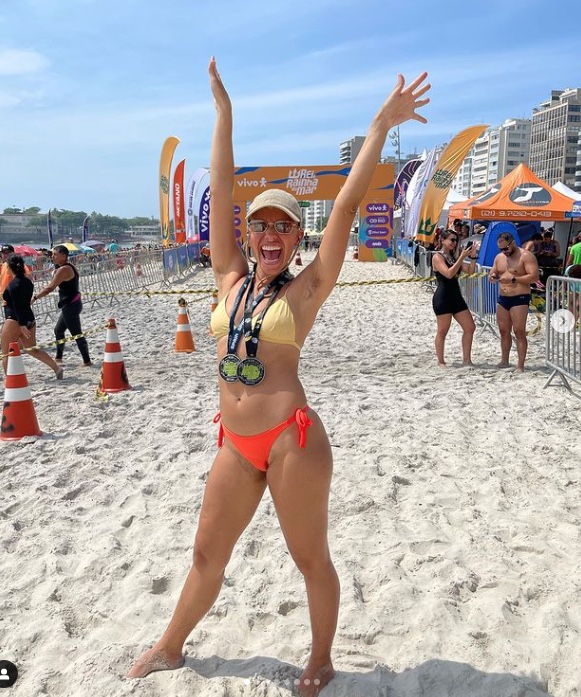 Bruna Linzmeyer é alvo de críticas após foto de biquíni com pelos nas axilas e virilha