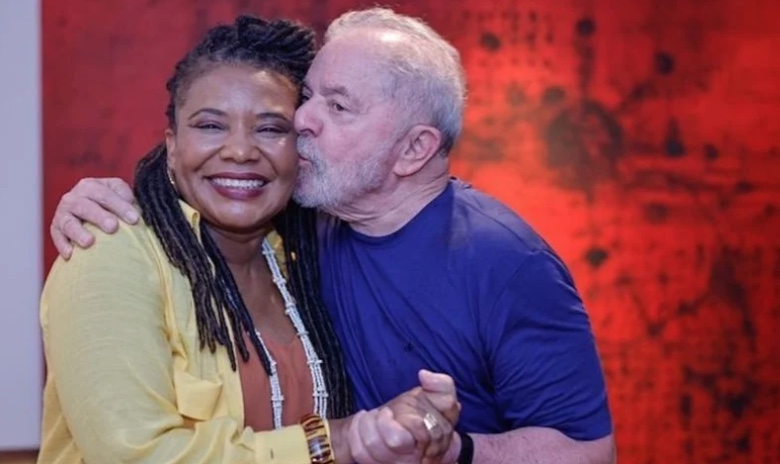 Cantora Margareth Menezes aceita convite para assumir Ministério da Cultura