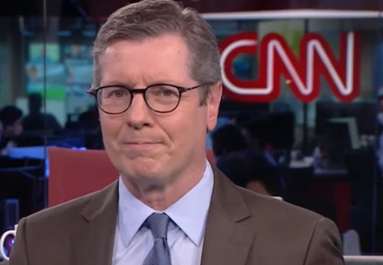 Ao vivo, Márcio Gomes comete gafe na CNN Brasil e web não perdoa: ‘com saudade?'