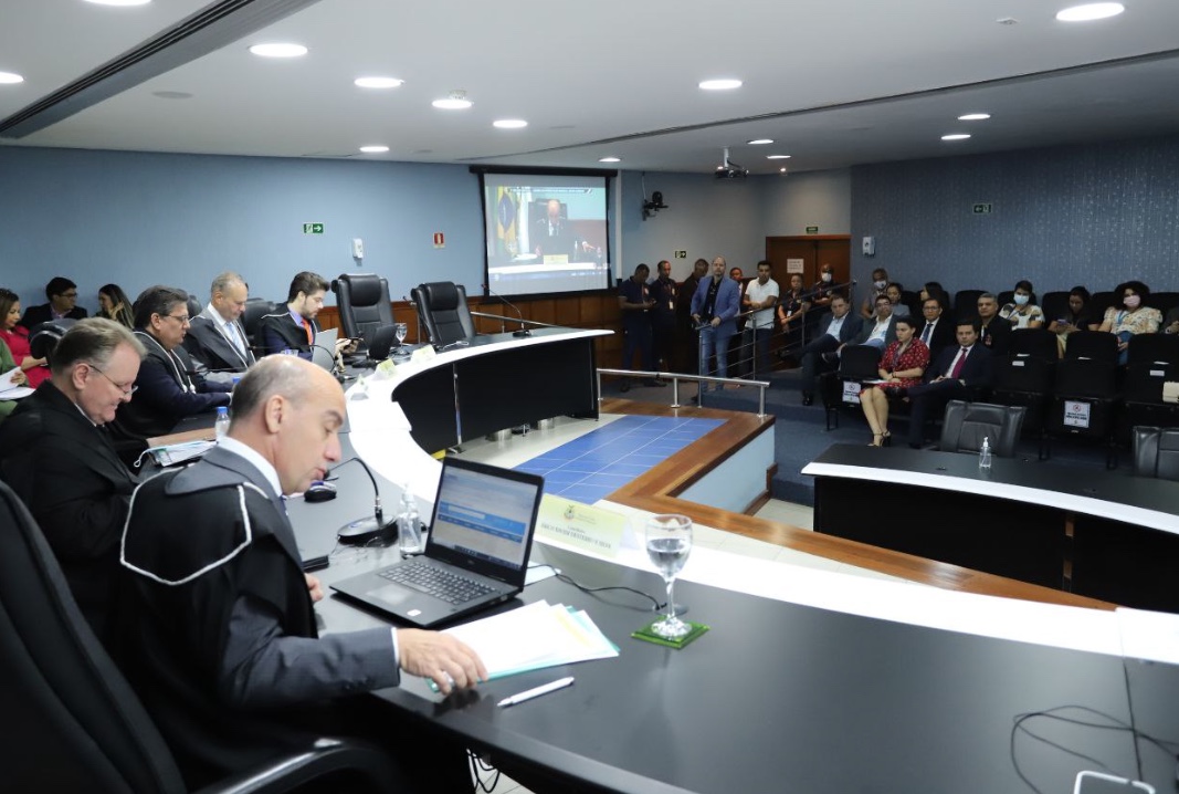 Conselheiros pedem vista e adiam julgamento das contas de David Almeida no TCE