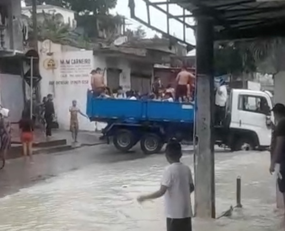 Crianças são resgatadas em caçamba após ficarem presas em escola alagada em Manaus