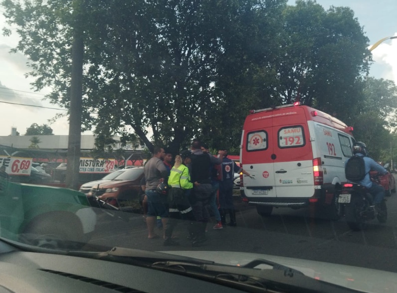 Motociclista perde controle e colide com poste em Manaus