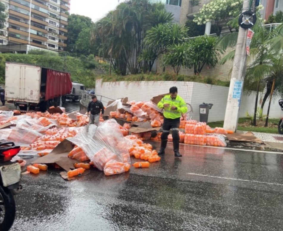 Refrigerantes ficam espalhados em avenida de Manaus após acidente e deixa trânsito caótico