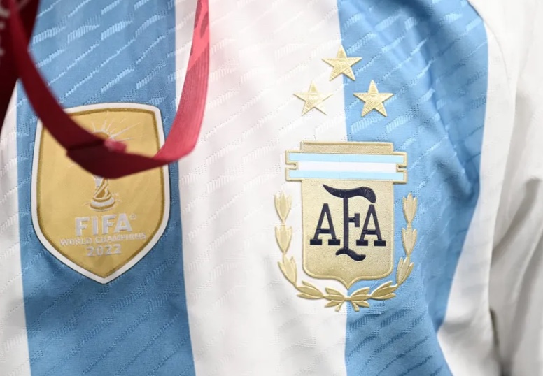 Adidas vende camiseta especial da Argentina com 3 estrelas por mais de R$ 500