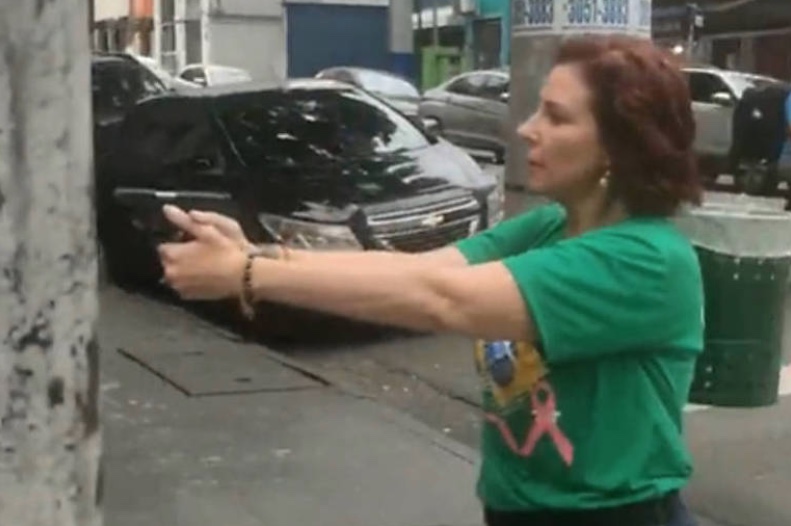 PGR pede suspensão do porte de arma de Carla Zambelli 