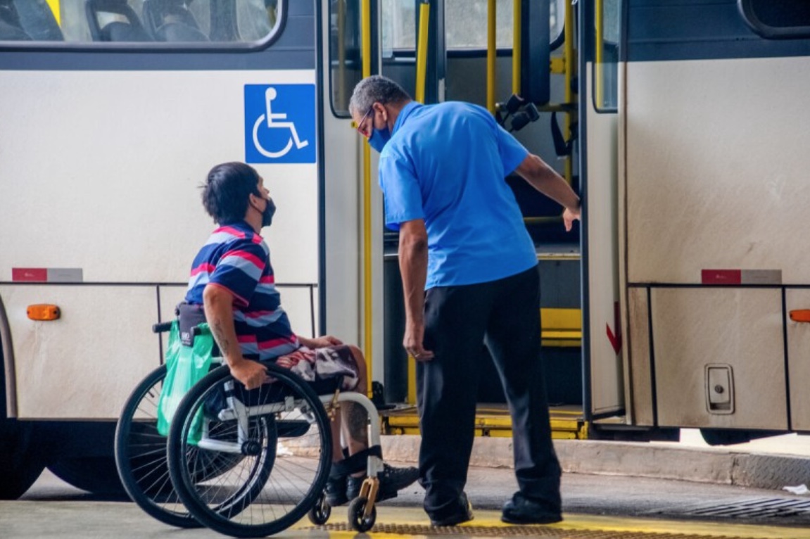 MP investiga empresas de ônibus com problemas em plataformas para cadeirantes em Manaus