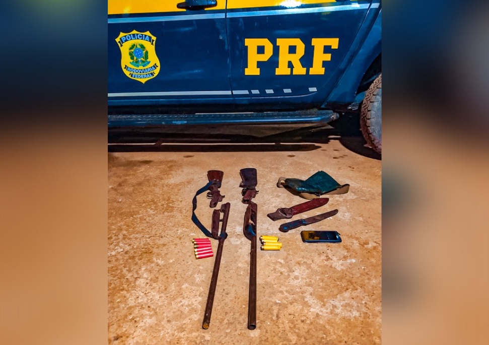 PRF prende dupla com espingardas na BR-320
