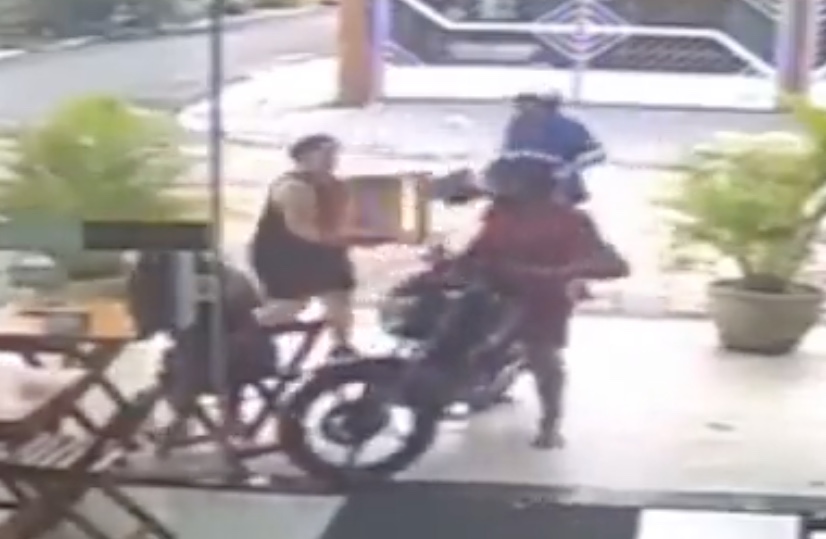 Criminoso leva voadora e cadeirada de cliente em assalto a sorveteria; vídeo