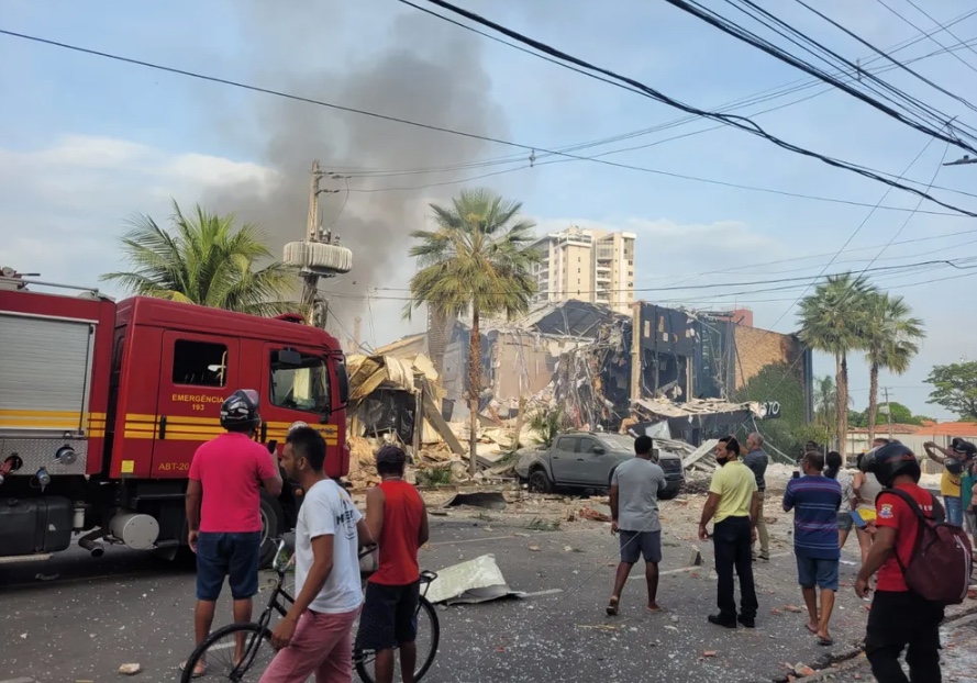 Região está colapsada e bombeiros temem desabamentos após explosão em restaurante do Coco Bambu