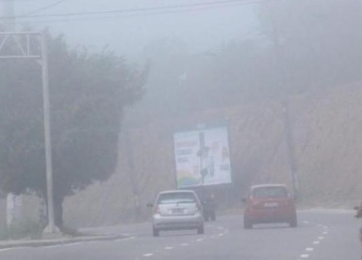 Chuva causa alagamento e deixa barranco prestes a deslizar em Manaus
