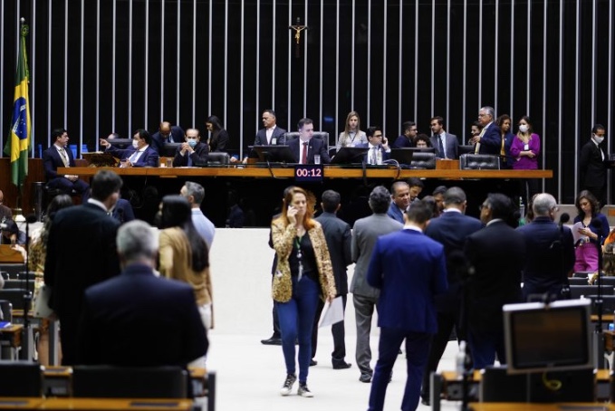 Congresso aprova Orçamento com Bolsa Família de R$ 600 e aumento do salário mínimo