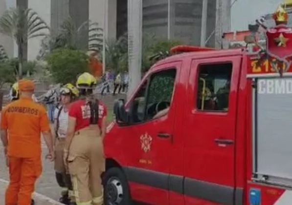 Criança sofre traumatismo craniano após galho de árvore cair na frente de shopping