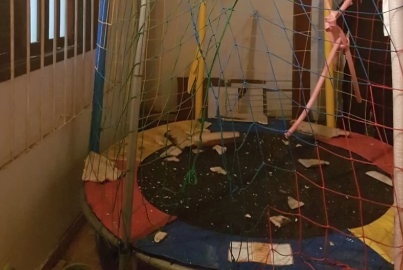 Grávida é esfaqueada, pula da janela, cai em pula-pula e sobrevive