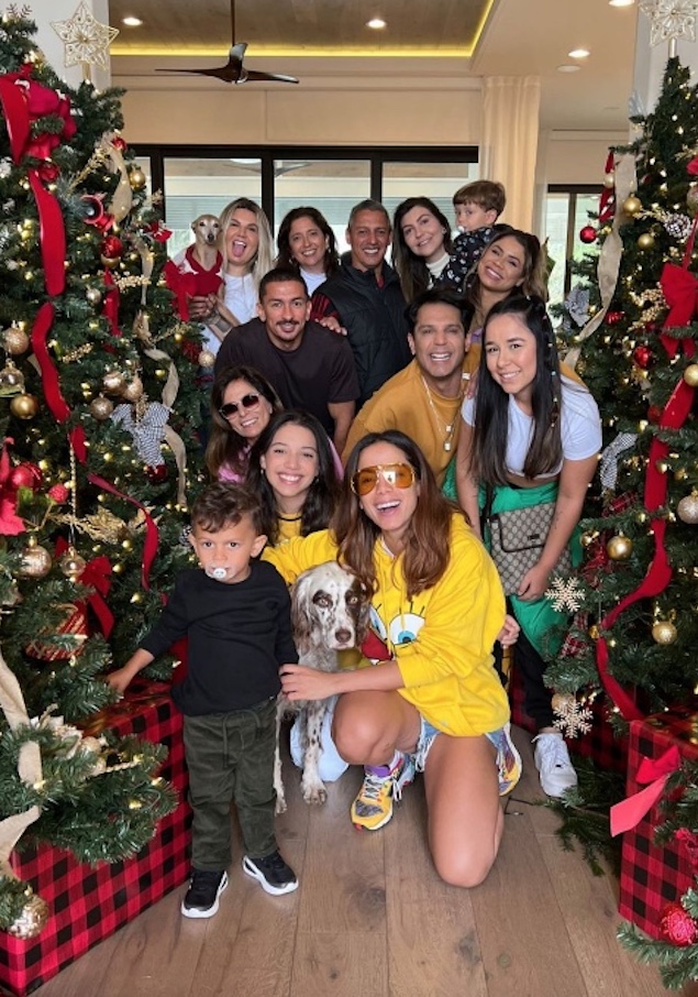 Anitta mostra decoração de mansão onde passará Natal com família e amigos nos EUA; confira