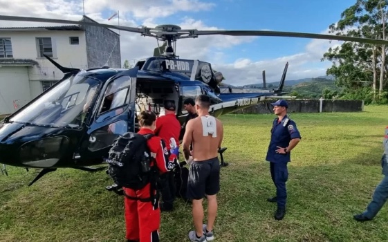 Aluno crava faca em professor após saber que seria reprovado