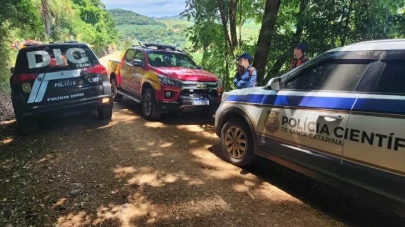 Crianças são encontradas enterradas um dia após corpo de mãe ser localizado em cova