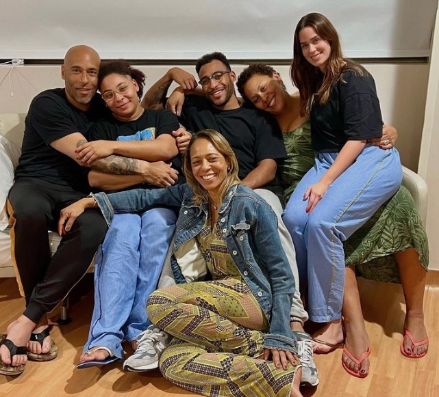 Filha de Pelé publica nova foto com os irmãos em hospital e faz agradecimento