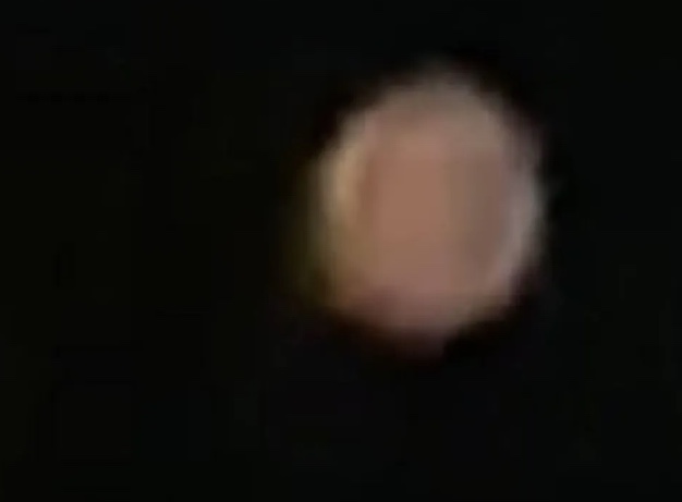 Homem grava imagens de supostos Ovni's 'correndo e brincando' na noite de Natal