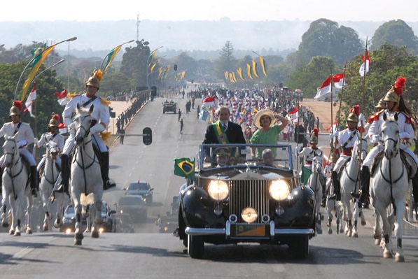 PF recomenda carro blindado no desfile de posse de Lula, mas petista resiste
