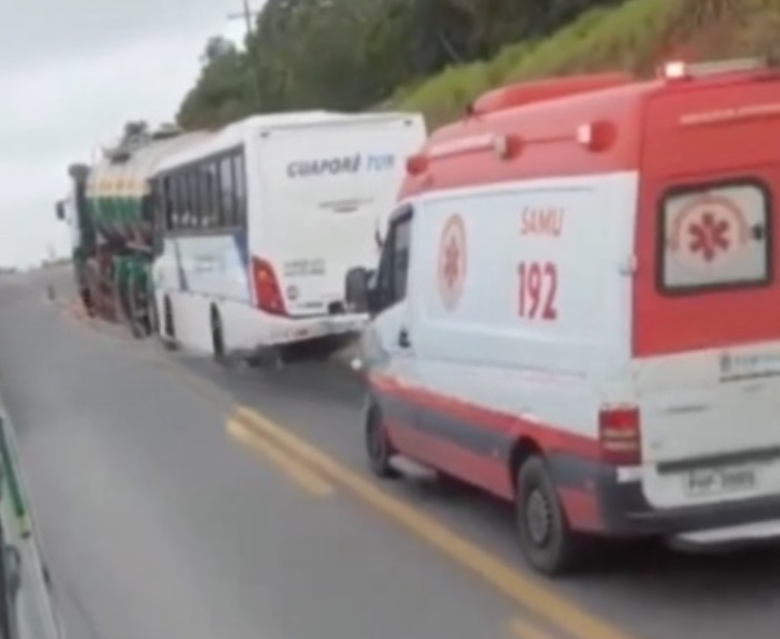 Engavetamento entre caminhão, ônibus e carro deixa uma pessoa ferida na BR-174; vídeo