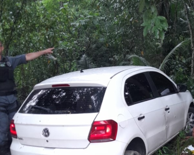 Bebê de 8 meses tem arma apontada na cabeça durante assalto em Manaus