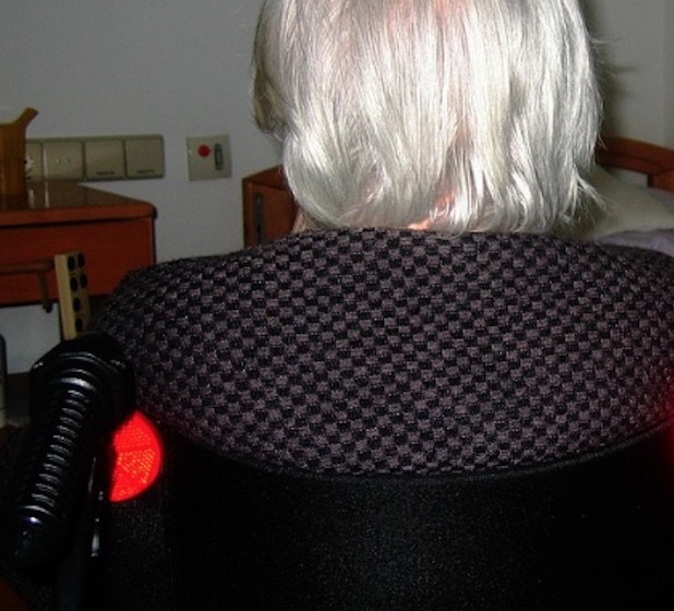 Filho é preso por impedir mãe de tomar banho, comer e usar aposentadoria