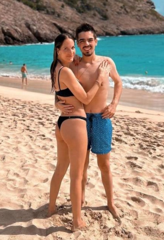 Filho de Faustão posa sem camisa em viagem com namorada após perder 80 kg