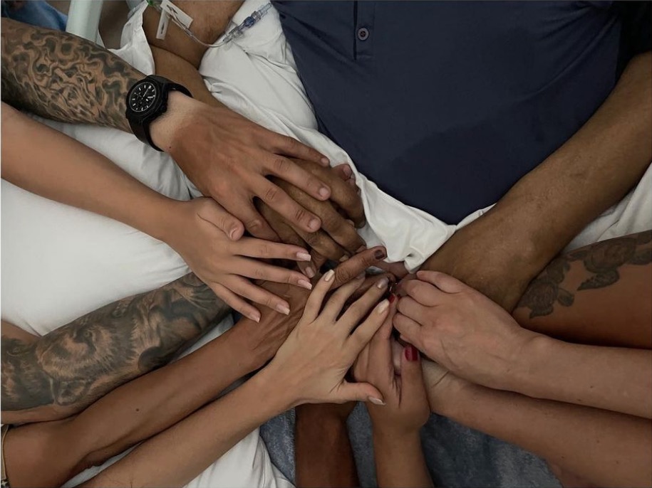 Filha de Pelé posta foto de mãos dadas com pai e irmãos em despedida