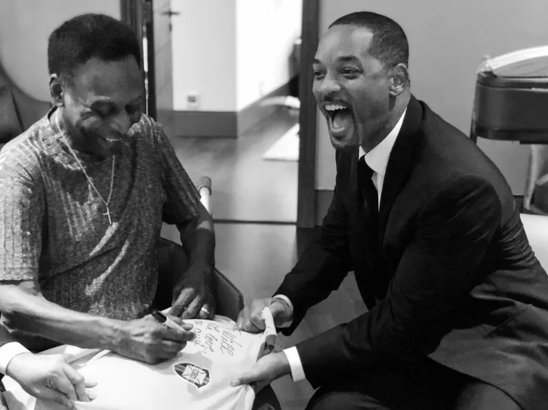 Will Smith homenageia Pelé com foto de encontro: 'o maior de todos os tempos'