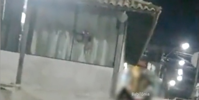 + 18: Casal de turistas faz sexo ao vivo ao lado de secretaria