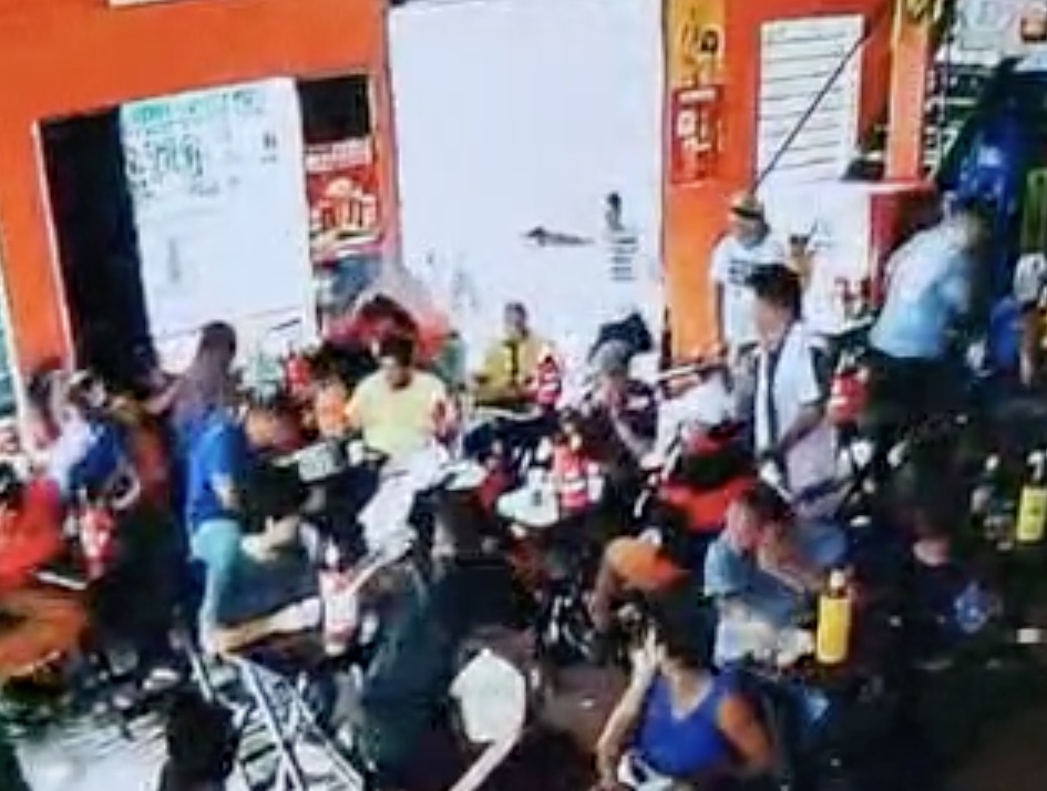 Veja momento em que criminoso invade bar e mata garçonete em Manaus