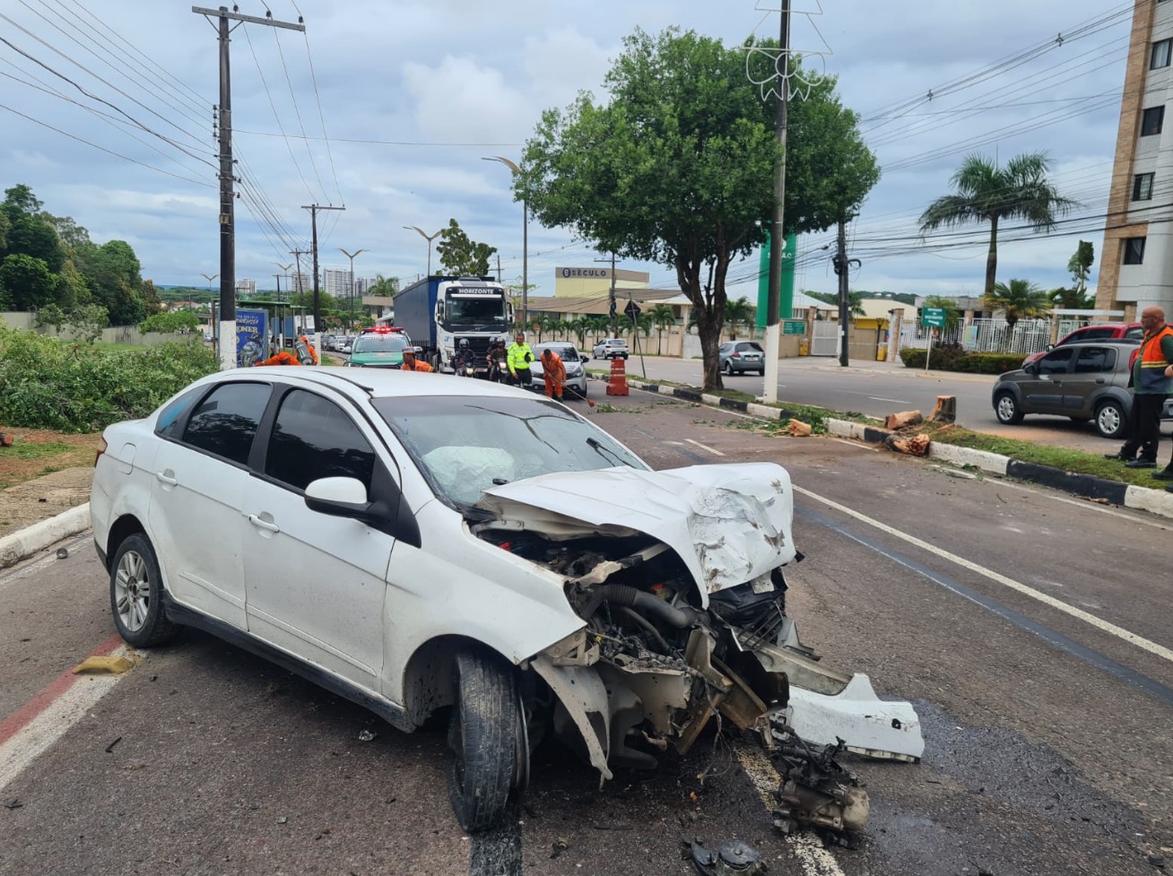 Carro fica destruído ao colidir contra árvore em acidente na estrada da Ponta Negra