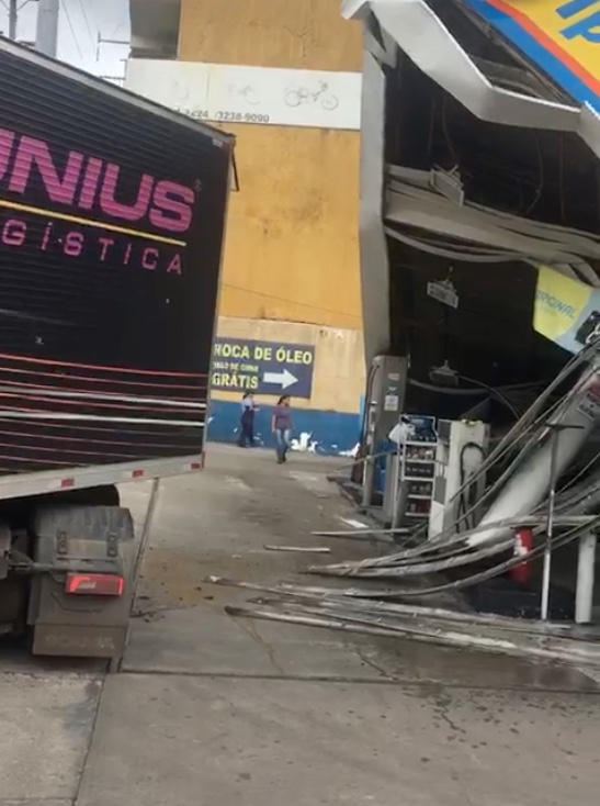 Acidente: Carreta invade e destrói posto de combustível em Manaus; vídeo