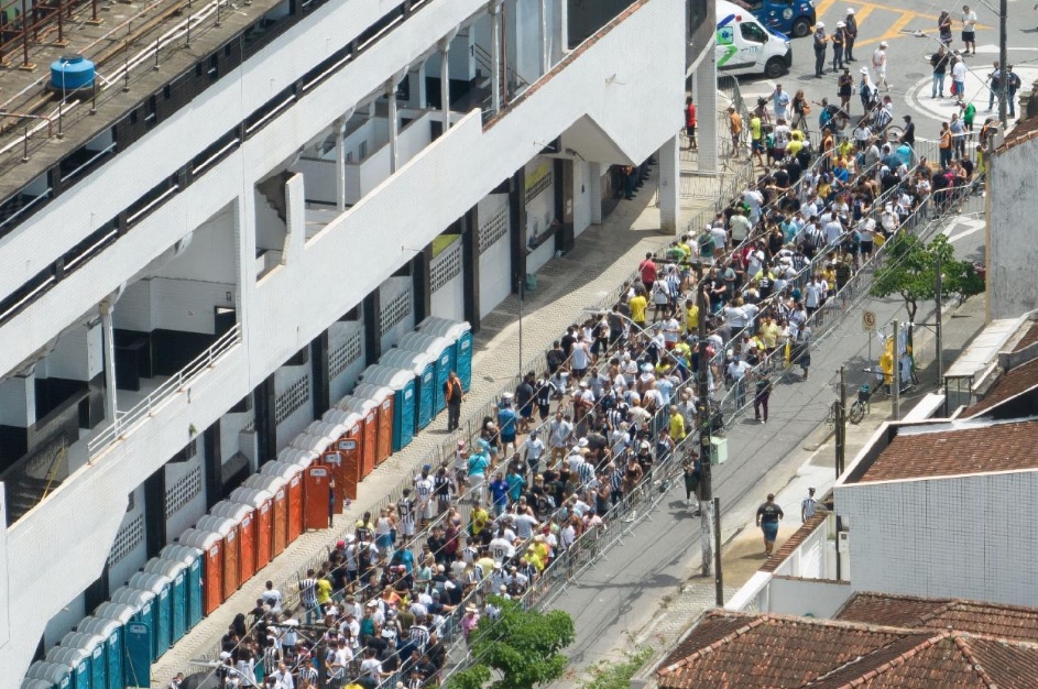 Fila para se despedir de Pelé tem 1 km e calor de 29ºC