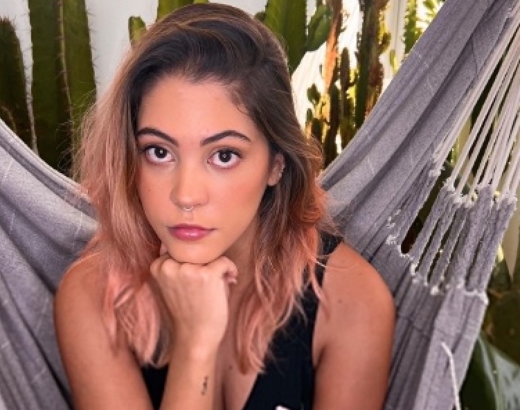 Influencer cotada para o BBB23 anuncia 'férias da internet' e aumenta rumores