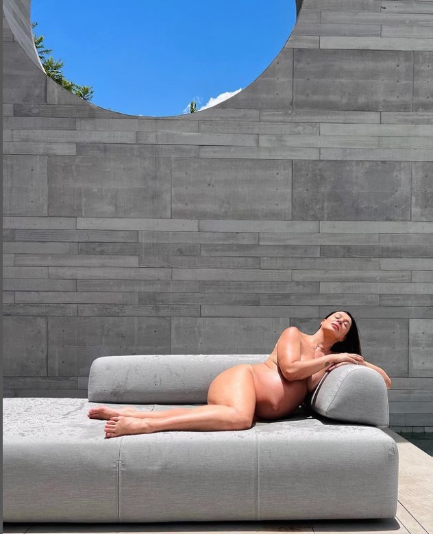 Claudia Raia posa completamente nua aos 7 meses de gravidez