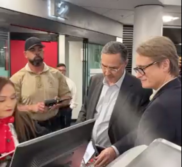 Ministro do STF, Barroso é hostilizado por bolsonaristas no aeroporto de Miami